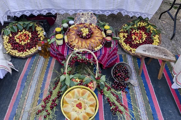 Festa de cereja no Kyustendil, apresentação de sua produção de frutas cruas, geléia, uva e torta — Fotografia de Stock