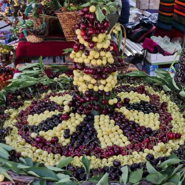 Fête des cerises dans le Kyustendil, présenter leur production de fruits crus — Photo