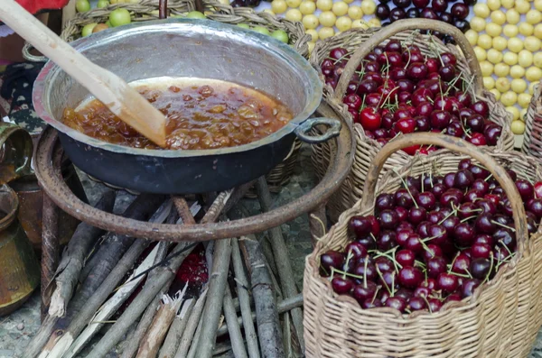 Festa do fruto de cereja no Kyustendil, demonstração a sua produção de engarrafamento e fruto cru — Fotografia de Stock