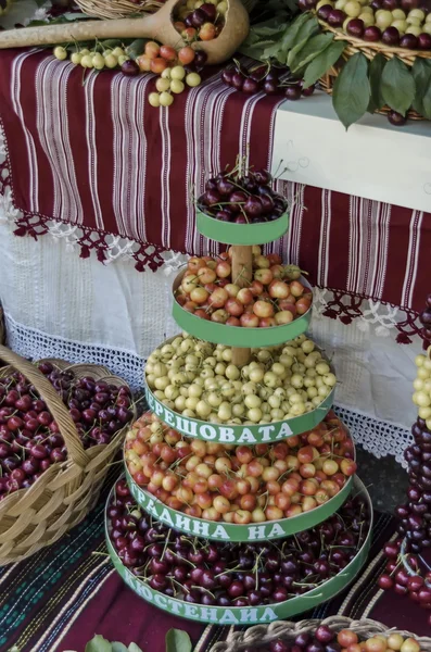 Festa do fruto de cereja no Kyustendil, apresentação da sua produção fruto cru — Fotografia de Stock