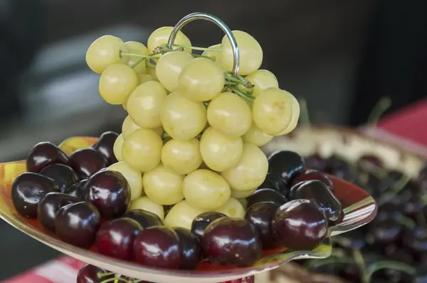 Fête des cerises dans le Kyustendil, présenter leur production de fruits crus — Photo