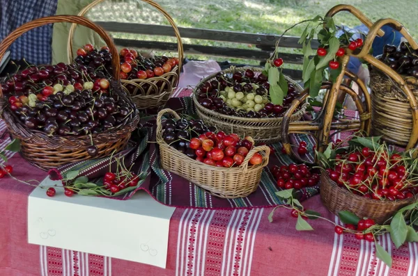 Fête des cerises dans le Kyustendil, présenter leur production de fruits crus — Photo