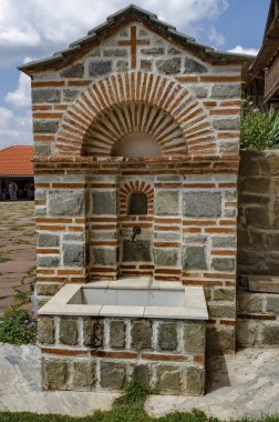 Bahar su çeşme restore edilmiş Karadağ veya Giginski Manastırı iç bölümü bahçesinde görünümünü 