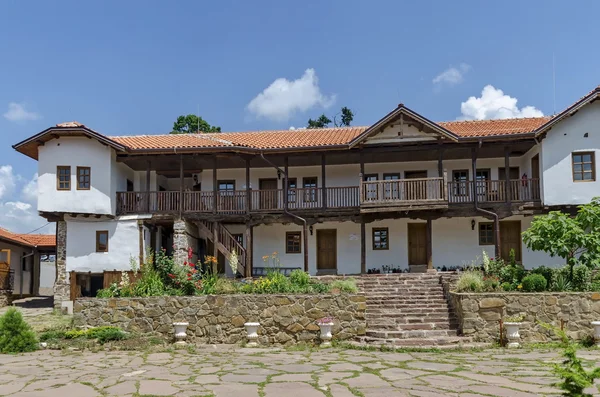 Geri yüklenen Karadağ veya Giginski Manastırı eski manastır evde iç bölümü bahçesinde görünümünü — Stok fotoğraf