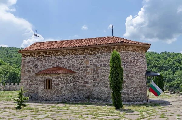 Widok na wewnętrzny dziedziniec z stary średniowieczny kościół w odrestaurowanym klasztorze Czarnogóry lub Giginski — Zdjęcie stockowe