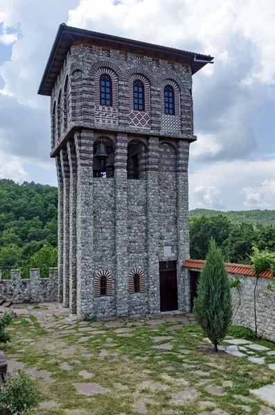 Pohled na vnitřní část dvorku s zvonicí v obnovené černohorsky nebo Giginski klášter — Stock fotografie