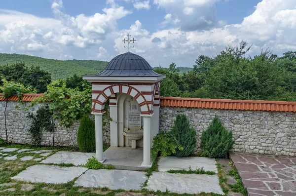 Widok na wewnętrznej części stoczni z fontanną wody wiosną w odrestaurowanym klasztorze Czarnogóry lub Giginski — Zdjęcie stockowe