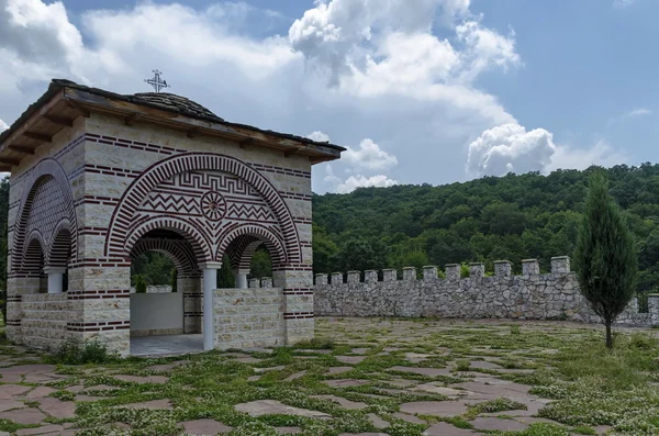 Telhado de ardósia de pedra de alcova medieval velha com cruz no monastério montenegrino ou Giginski restaurado — Fotografia de Stock