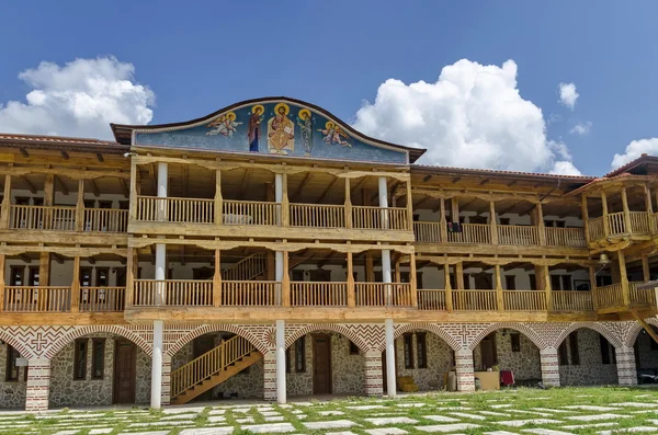 Widok na wewnętrznej części stoczni z nowego domu klasztornego w odrestaurowanym klasztorze Czarnogóry lub Giginski — Zdjęcie stockowe