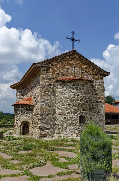 Widok na wewnętrzny dziedziniec z stary średniowieczny kościół w odrestaurowanym klasztorze Czarnogóry lub Giginski — Zdjęcie stockowe