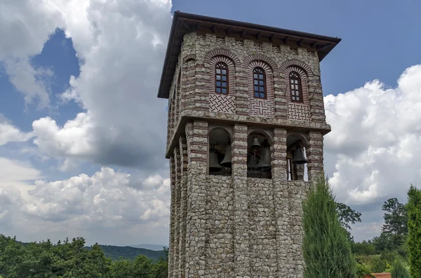 Vista del patio interior con campanario en el monasterio montenegrino o Giginski restaurado — Foto de Stock