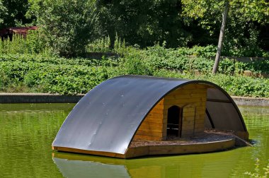 Bulgaristan 'ın Sofya kentindeki küçük bir gölün suyunda kuş barınağı için ahşap kulübe  