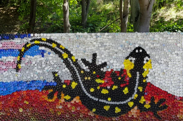 Mosaic Tűzoltó Szalamandrával Vagy Szalamandra Figura Készült Hulladék Műanyag Kupakok — Stock Fotó