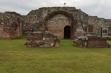 Sırbistan 'ın doğusundaki Zajecar kenti yakınlarındaki Roma İmparatoru Galerius tarafından MS 3. ve 4. yüzyılda inşa edilen antik Roma saray ve tapınak kompleksinin ana girişindeki antik binalar.   