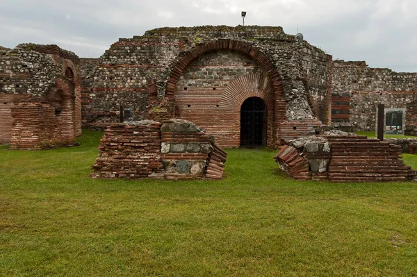 Sırbistan 'ın doğusundaki Zajecar kenti yakınlarındaki Roma İmparatoru Galerius tarafından MS 3. ve 4. yüzyılda inşa edilen antik Roma saray ve tapınak kompleksinin ana girişindeki antik binalar.   