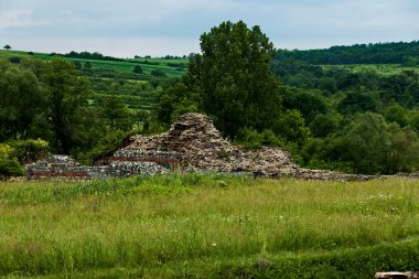 Sırbistan 'ın doğusundaki Zajecar kenti yakınlarındaki Roma İmparatoru Galerius tarafından M.S. 3. ve 4. yüzyılda inşa edilen antik Roma saray ve tapınaklarının bazı kalıntılarını görmek  