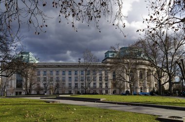 Sofya, Bulgaristan - 29 Aralık 2020: Bulgaristan 'ın Sofya kentindeki St. Kliment Ohridski Üniversitesi manzarası. Ziyaret yerinde.. 