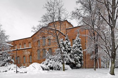 Sofya, Bulgaristan - 27 Ocak 2021: Ortaçağ Sofya Kilisesi 'nin yanındaki, kışın 4.-6. yüzyıla dayanan bahçe, Sofya, Bulgaristan, Avrupa. Ziyaret yerinde.. 