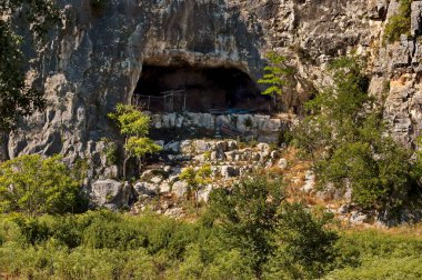 Nisovo, Bulgaristan - Haziran 06, 2009: Rusenski Lom Doğa Parkı 'nın yüksek dikey kireç taşı kaya ve oyukları, eski kaya manastırlarının kalıntıları, Nisovo, Bulgaristan. Ziyaret yerinde.. 
