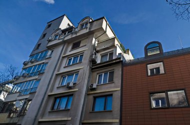 Sofya, Bulgaristan - 24 Ocak 2021: İlginç modern yapılara sahip yerleşim yerleri, Sofya ve Bulgaristan 'da çatı alanlarının kullanımını en üst düzeye çıkarıyor. Ziyaret yerinde..  