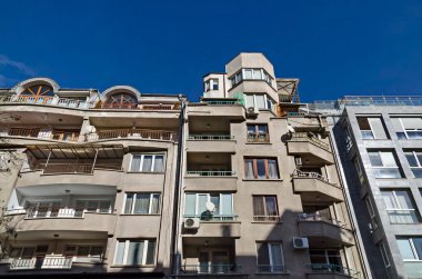 Sofya, Bulgaristan - 24 Ocak 2021: İlginç modern yapılara sahip yerleşim yerleri, Sofya ve Bulgaristan 'da çatı alanlarının kullanımını en üst düzeye çıkarıyor. Ziyaret yerinde..  