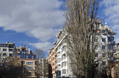 Sofya, Bulgaristan - 24 Ocak 2021: Bulgaristan 'ın başkenti Sofya' nın merkezinde eski ve yeni çağdaş evlere sahip bir yerleşim yeri. Ziyaret yerinde..