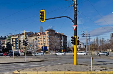 Sofya, Bulgaristan - 24 Ocak 2021: Kesişme ve trafik ışığı sistemine sahip şehir altyapısı, Sofya, Bulgaristan. Ziyaret yerinde..  