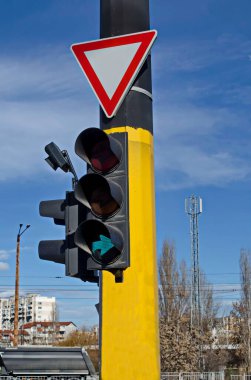 Sofya, Bulgaristan - 24 Ocak 2021: Kesişme ve trafik ışığı sistemine sahip şehir altyapısı, Sofya, Bulgaristan. Ziyaret yerinde..  