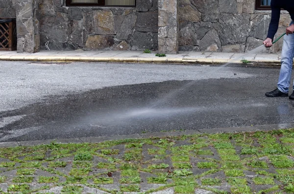 Limpieza en el patio durante el verano con agua — Foto de Stock