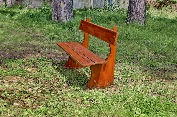 Eine Holzbank zum Ausruhen im Berghof — Stockfoto