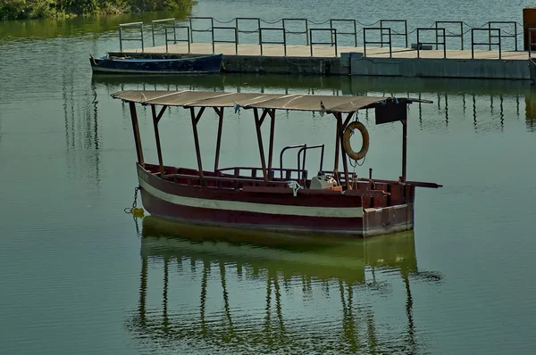 Деревянная старинная греческая лодка на озере Керкини — стоковое фото