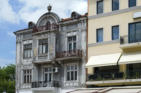 Fragment of old house with interesting facade. — Stock Photo, Image