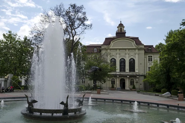 Fonte e edifício antigo renovado em Plovdiv — Fotografia de Stock