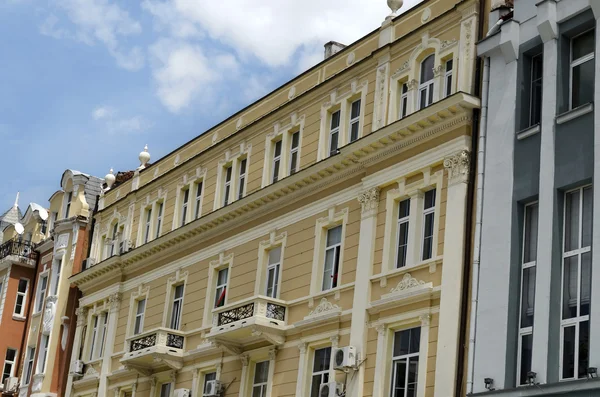 Fragment van oude gerenoveerd gebouw in het centrum van de stad Plovdiv. — Stockfoto