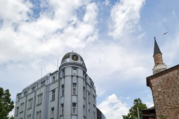 Ancien bâtiment et mosquée dans le centre de Plovdiv — Photo