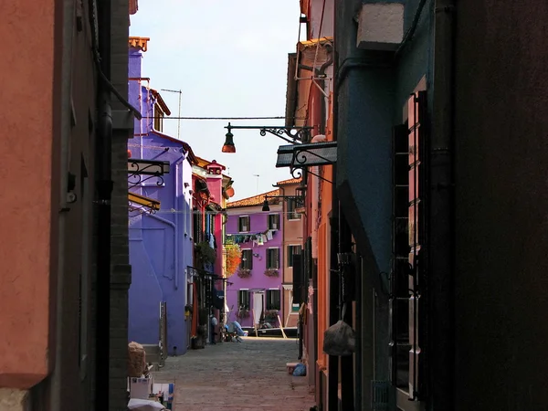 Burano Straße mit Häusern Familie colorfu — Stockfoto