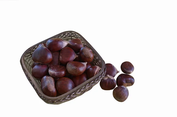 Frutos de castanha frescos na cesta — Fotografia de Stock
