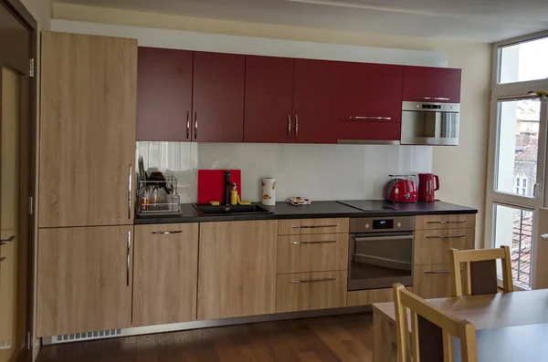 Sala de estar com cozinha e mesa de jantar — Fotografia de Stock