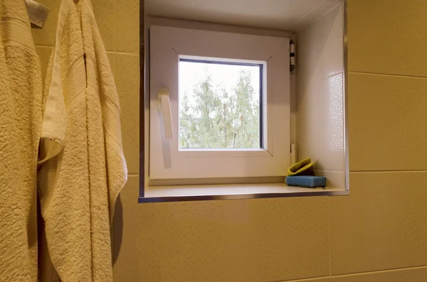 Petites fenêtres dans la salle de bain — Photo