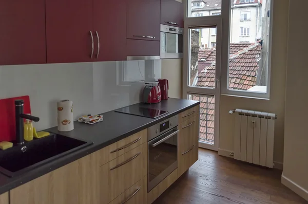 Salón con cocina y mesa de comedor — Foto de Stock