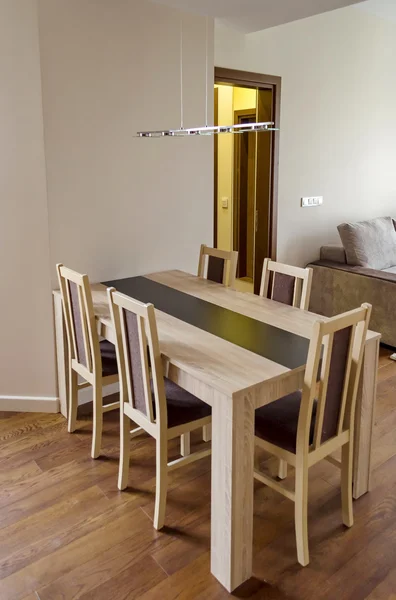 Обеденный стол в гостиной - отремонтированная квартира — стоковое фото