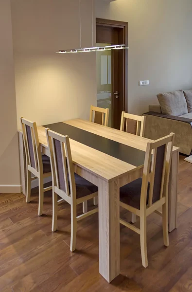 Mesa de comedor en el salón — Foto de Stock