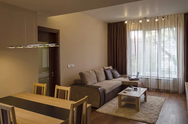 Ruang tamu di apartemen baru direnovasi — Stok Foto
