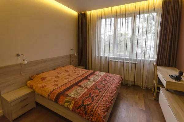 Kamar tidur di apartemen baru direnovasi — Stok Foto