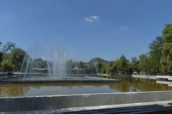 Фонтан в общественном саду города Пловдива — стоковое фото