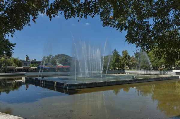 Fontána v městě veřejnou zahradu Plovdiv — Stock fotografie