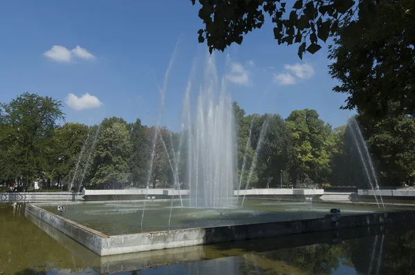 Fuente en jardín público de la ciudad de Plovdiv — Foto de Stock