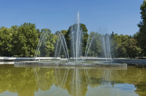 Fuente en jardín público de la ciudad de Plovdiv — Foto de Stock