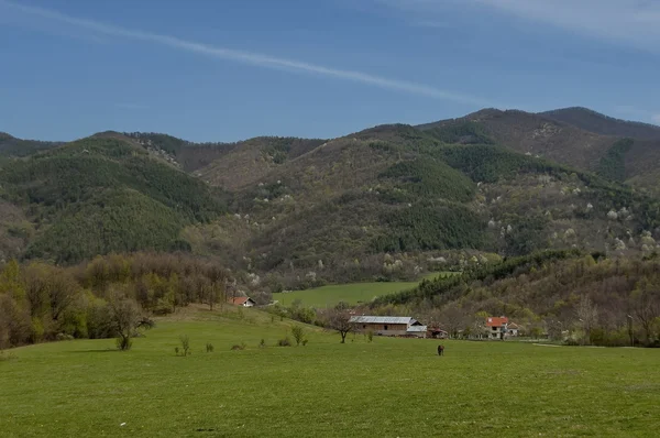 Sezon wiosenny pasmo górskie Stara Płanina i świeże pola. — Zdjęcie stockowe