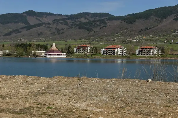 Montaña balcánica, restaurado Praveshki Hanove (posada) y lago — Foto de Stock